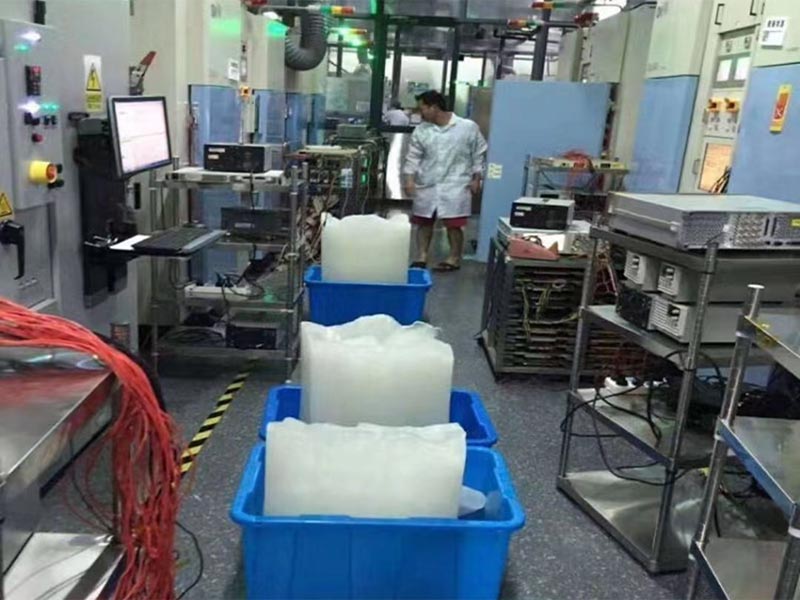 用冰块给车间降温